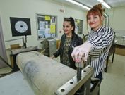 Lara Buyo y Ana Corujo, ayer, en un taller de la Facultade de Belas Artes de Pontevedra. 