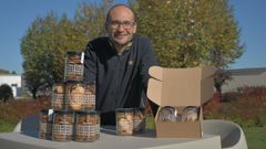 Aitor Castro, con las galletas Perusi�as que elabora en Lugo