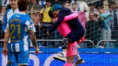 David Mella abraza a �lvaro Ferllo tras el partido contra el Legan�s, en la jornada 38 de Segunda