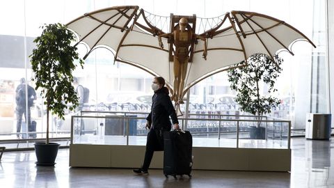 Un pasajero, en el aeropuerto romano de Fiumicino, que ha recuperado parte de sus vuelos