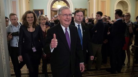 El l�der de la mayor�a republicana en el Senado, Mitch McConnel, tras la sesi�n de este lunes.