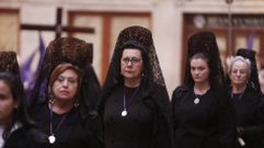 Mujeres en una procesi�n en Pontevedra