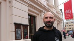 Ricardo Pardo posa bajo la bandera de entrada al Royal Opera House