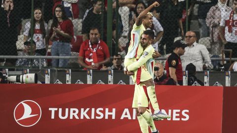 Ferrn Torres y Lamine Yamal, celebrando uno de los goles del partido