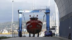 El pesquero Cabo de Hornos Dos, esta tarde en los varaderos de Oza tras ser remolcado por una v�a de agua a 1,5 millas de la torre de H�rcules. 