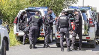 Cinco agentes de la Guardia Civil, durante el amplio despliegue llevado a cabo el 6 de mayo del 2025 en Carballo, que finaliz&oacute; con el arresto de siete personas.