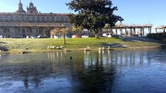 La laguna del Parque dos Condes permanec�a congelada en buena parte a media ma�ana tras el intenso fr�o registrado durante la madrugada