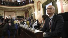 Jes�s V�zquez, en primer t�rmino, mientras en las bancadas de Democracia Ourensana los fot�grafos inmortalizan al nuevo alcalde