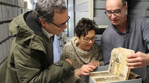 Graciela Iturbide, entre Juaco L�pez (izquierda) y Carlos Gonz�lez Espina