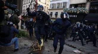 Agentes antidisturbios se enfrentan a los manifestantes que exigen mejores condiciones para acabar con la precariedad que vive la educaci�n p�blica en Francia.