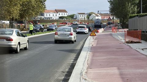 Carril bici del mismo color que en el puerto. La franja reservada a los ciclistas es roja, como la que se aplicar en las sucesivas fases de abrir Ferrol al mar.