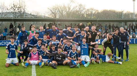 La plantilla del juvenil A del Real Oviedo celebra el triunfo ante el Levante