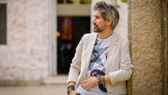 Manel Loureiro posa en la isla de A Toxa
