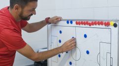 M�chel Alonso, dispone a sus jugadores en la pizarra del vestuario de A Malata