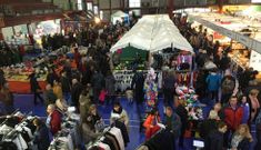 Setenta puestos y rebajas de entre el 15 y el 80 % en la feria veigue�a, a la que se puede entrar gratis.