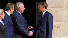 El primer ministro, Fran�ois Bayrou, estrecha la mano de Emmanuel Macron