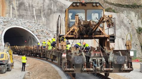 Las obras del acceso ferroviario al puerto exterior �han alcanzado un nuevo hito con la finalizaci�n del tendido de toda la v�a