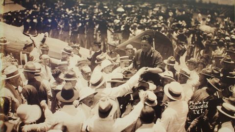Joaqu&iacute;n Loriga recibido por una multitud a su llegada a la capital filipina