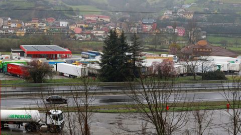 Vista del aparcamiento donde los caminones se encontraban retenidos cerca de la autopista del Huerna (AP-66), entre Asturias y Le�n, que ha recuperado el nivel verde de circulaci�n, por lo que ha sido reabierta al tr�fico de camiones
