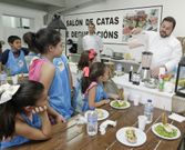 Miguel Mosteiro cont� con 18 pinches en el taller de cocina infantil de �Come o mar� celebrado en Cambados. 