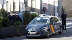 Un veh�culo de la Polic�a Nacional patrulla por Santiago