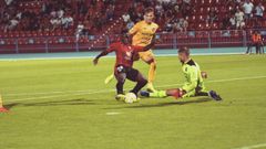 Arnau Comas (centro) y Pol Ballest� (derecha) en un partido con el Olot.