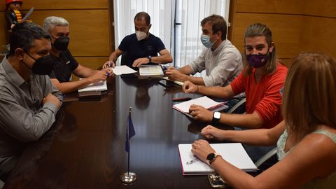 Javier Saturnino Vegas, Vicesecretario General PSOE Siero; Javier Rodr�guez, concejal de Infraestructuras y el alcalde, �ngel Garc�a, reunidos con los concejales de IU, Edgar Cos�o, Tarik Laurent y Teresa �lvarez