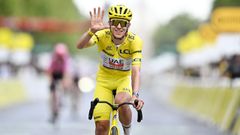 Tadej Pogacar celebra su quinto t�tulo del Tour de Francia.