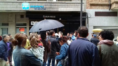 La ciudadan�a pide a los integrantes del PP que abandonen sus cargos frente a su sede en Oviedo