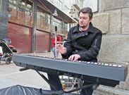 Milosz Labinski, en la plaza de A Peregrina, uno de los lugares donde toca en Pontevedra. 