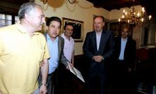 Cargos del BNG y del PSOE, en junio del 2011, cuando negociaron el pacto de gobierno. 