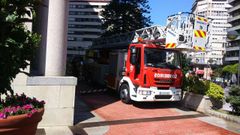 Los bomberos de Vigo ensayan en las torres de Garc�a Barb�n