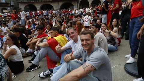 Pantalla gigante en la plaza Mayor de Ourense.
