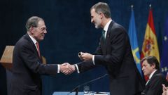 El rey Felipe entrega a Philippe de Montebello, presidente del Patronato de la Hispanic Society of America, el Premio Princesa de Asturias de la Cooperaci�n Internacional, durante la ceremonia de entrega de los galardones