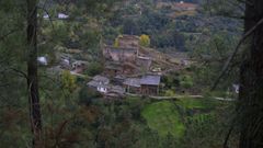 La localidad destaca por la presencia de las ruinas del antiguo castillo de la Encomienda de Quiroga