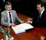 El interventor, en su toma de posesi�n, junto a Caballero. 
