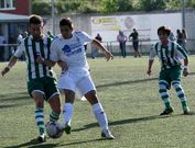 El paiosaquista Ra�l disputa un bal�n al delantero caion�s Taboada ante la mirada de Bruno. 