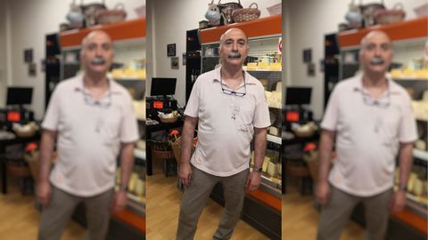 El Tato Abada posando en su tienda de Logroo