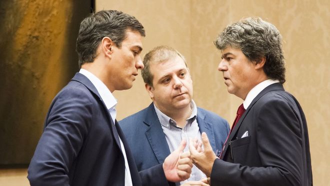 Pedro S&aacute;nchez, Juan Manuel Serrano (en el centro) y Jorge Moragas, exjefe de gabiente de Mariano Rajoy, en una imagen de archivo.
