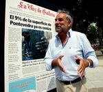Manoel Loureiro posa junto a la portada de La Voz alusiva a la plaga de incendios del 2006.