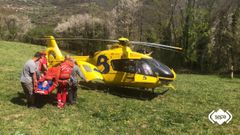 El herido es evacuado en un helic�ptero del SEPA