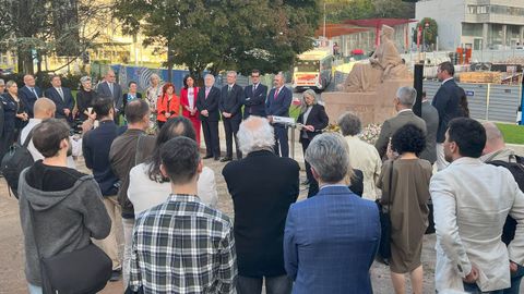 Tras a ofrenda floral ao p da estatua de Rosala, na Praa da Galiza, no Porto, houbo unha lectura de poemas a cargo de Chus Pato -momento que recolle a imaxe superior- e Sofia Bodas de Carvalho.