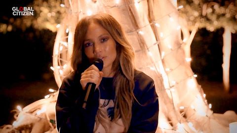 Jennifer L�pez actuando en el concierto 'One World: Together at Home'