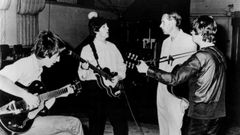 The Beatles con George Martin no estudio Abbey Road, nunha foto tomada en torno a 1966 e na que s aparecen George Harrison, Paul McCartney e John Lennon.