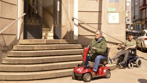 Inmuebles como el de la Seguridad Social, en la plaza de Espa�a, tiene una entrada alternativa, pero en este casi ni est� se�alizada ni en el mismo edificio, sino en el IVE.
