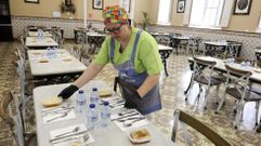 Una trabajadora del comedor social de Rubalcava, en una imagen tomada este viernes