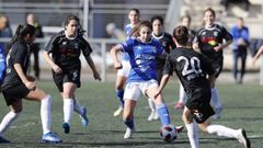 Paula Real Oviedo Femenino Valladares.Paula pugna por un bal�n en el encuentro de esta ma�ana ante el Valladares