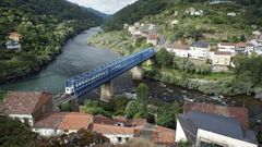 Os Peares, donde confluyen el ro Sil y el Mio, bajo el puente ferroviario metlico.