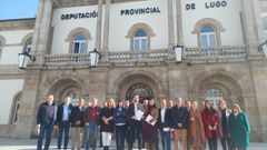 Los 24 diputados y concejales del PP de Lugo delante de la Diputacin