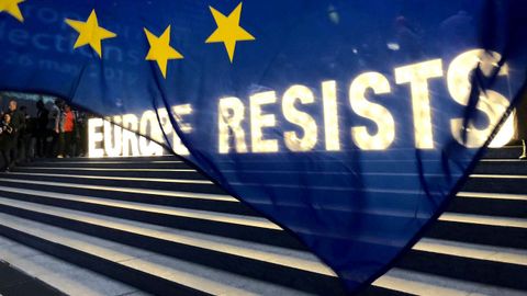 Un grupo de activistas desplegaron una bandera ante la sede del Parlamento Europeo en Bruselas con motivo de la convocatoria electoral